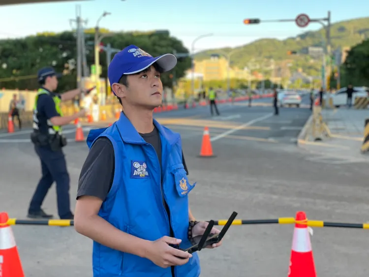 新北警出動專業飛手操作空拍機。警方提供