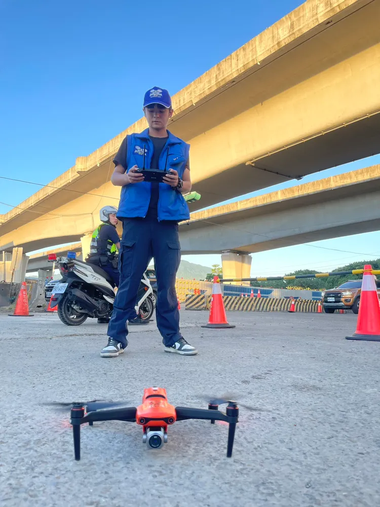 新北警出動專業飛手操作空拍機。警方提供