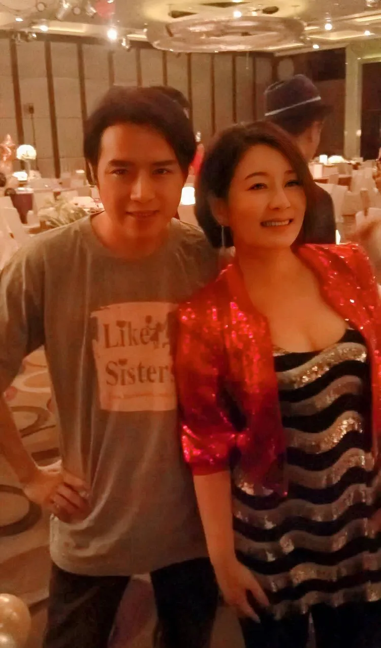 廖偉志（左）為張秀卿創作不少經典歌。翻攝網路