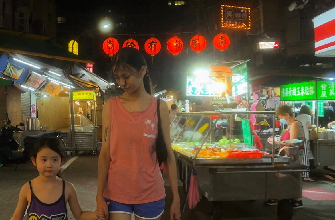 故事全片在台北的知名夜市拍摄,两位新生代演员叶子绮(左)与马士媛表现相当亮眼。光年映画提供