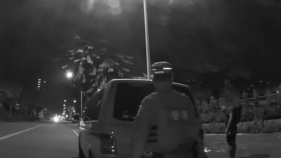 警方到场登记在场3人身分,依社维法裁处,并移由主管机关消防局处置。民众提供