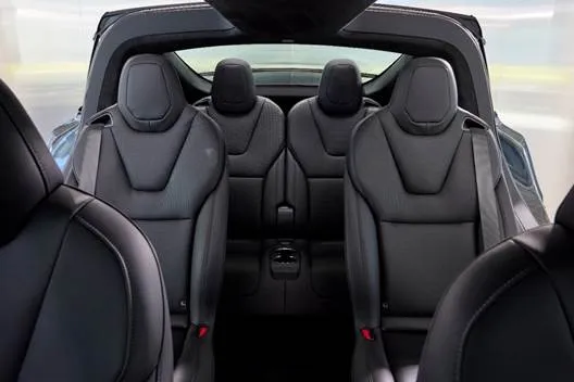 Model X 以標誌性的鷹翼門設計、寬敞座艙空間與高度靈活的機能著稱，提供 5 / 6 / 7 人座多元座椅配置，兼顧家庭日常乘坐與長途旅行需求。業者提供