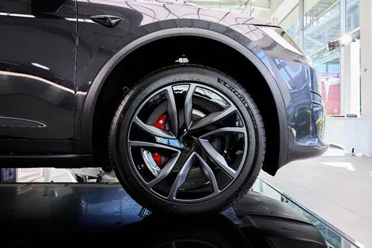 新款 Model S 与 Model X 皆导入全新轮圈设计,进一步提升行驶稳定性与能源效率,并可个性化选配加大尺寸轮圈。业者提供