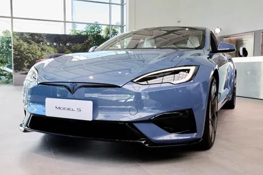 全新選配車色冰霜藍，全新設計的前保險桿造型，結合最佳化空氣力學的下擾流與前保險桿攝影鏡頭，為駕駛提供全面視野與安全保障。業者提供