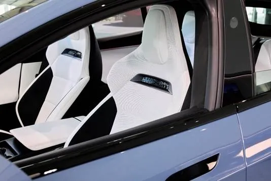 新款車室靜謐度再提升約 10%，並重新調校懸吊阻尼、新增車底整流罩、全新隔音膠條與升級降噪套件，搭配前排通風座椅、全車加熱座椅，提供靜謐舒適的乘坐體驗。業者提供