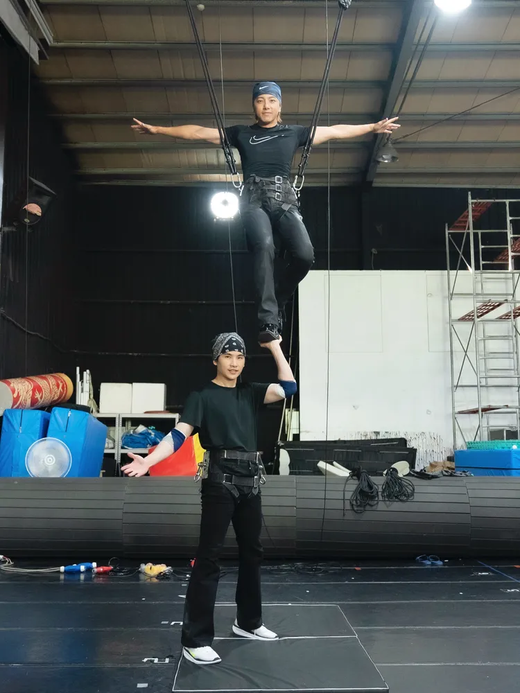 牛奶（下）與坤達將在2周後高雄巨蛋演唱會挑戰空中特技。相信音樂提供