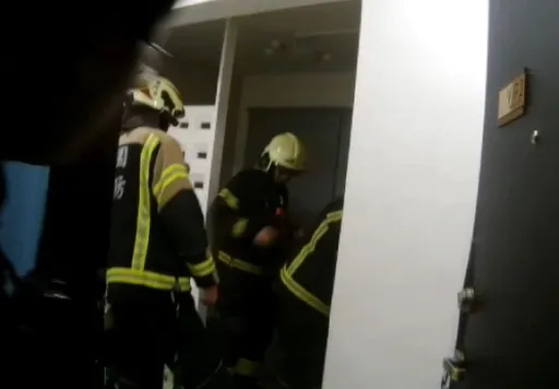 锁蕊坏了!女子洗澡受困浴室1小时 警消破门助脱困