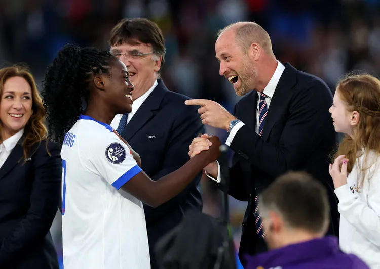 英國威廉王子（右）除了形象親民，最近也予人為罹癌的父親查爾斯三世分擔皇室義務的好感。路透