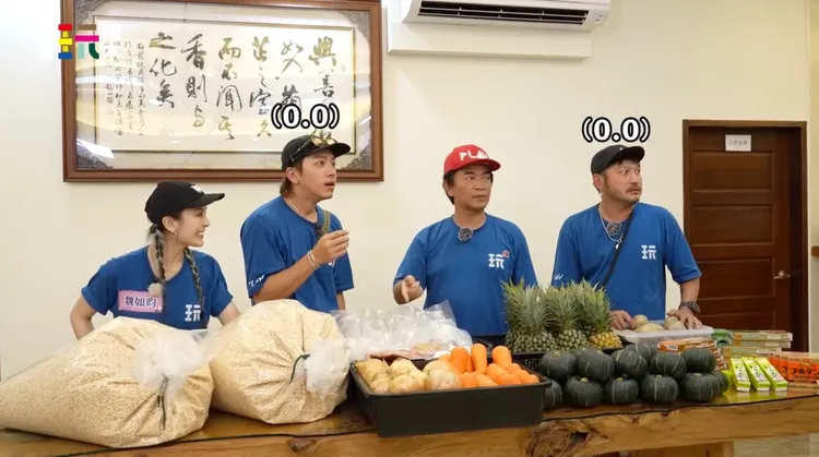 主持群體力幾近耗盡，才剛喘口氣，下一秒製作單位就丟出備料任務，滿山滿谷的食材擺在眼前，超傻眼。《綜藝玩很大》提供