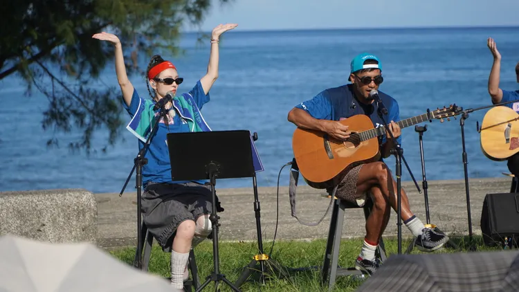 餐車環島最終站，魏如昀（左起）、張震嶽台東站的亮點不只美食，加碼限定版草地音樂會。《綜藝玩很大》提供