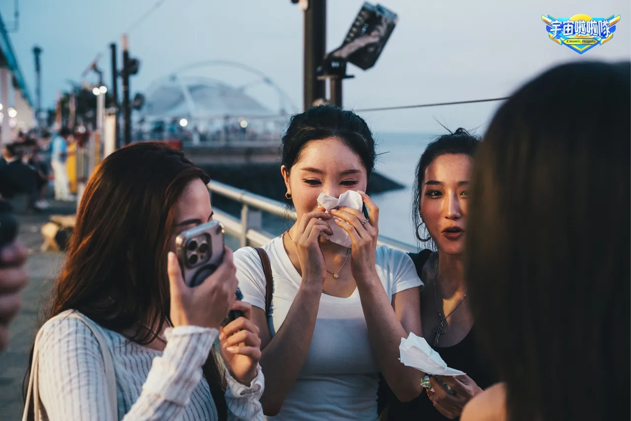 韩籍团员李丽安(中)竟忍不住落泪。纬来电视网提供
