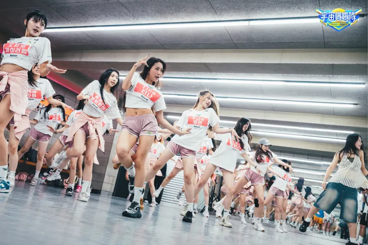 多數學員甚至自願犧牲睡眠，在凌晨時分還聚集在宿舍外苦練舞步。緯來電視網提供