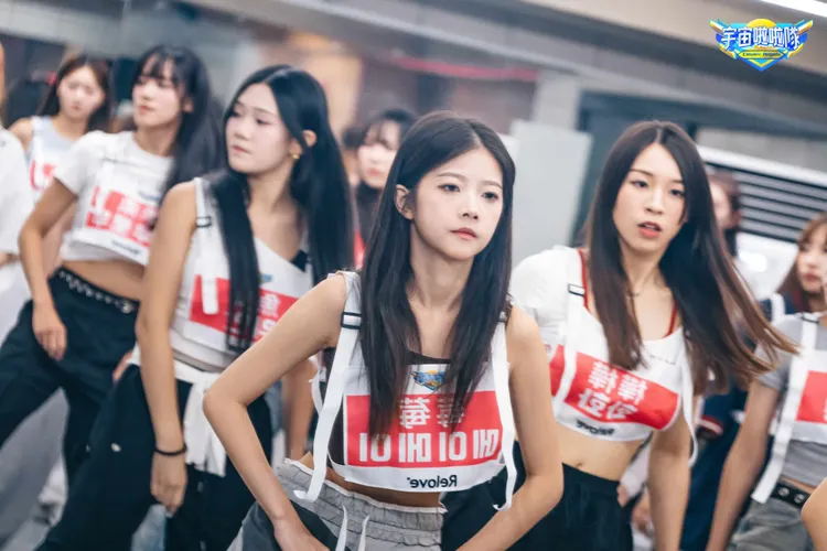 韓國特訓，首週魔鬼訓練「榨出最強黑馬練習生」莓莓（中）。緯來電視網提供