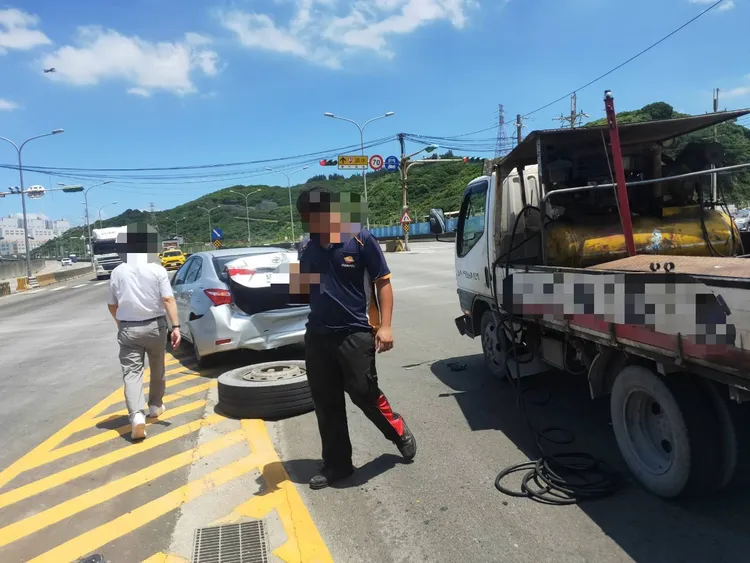 台61線中午發生3車追撞事故。翻攝畫面