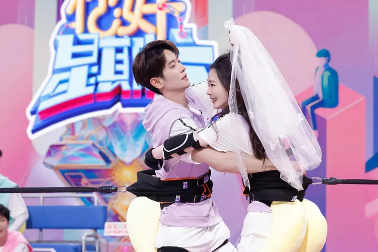 丞磊與宋軼上綜藝抱在一塊。翻攝《與晉長安》微博