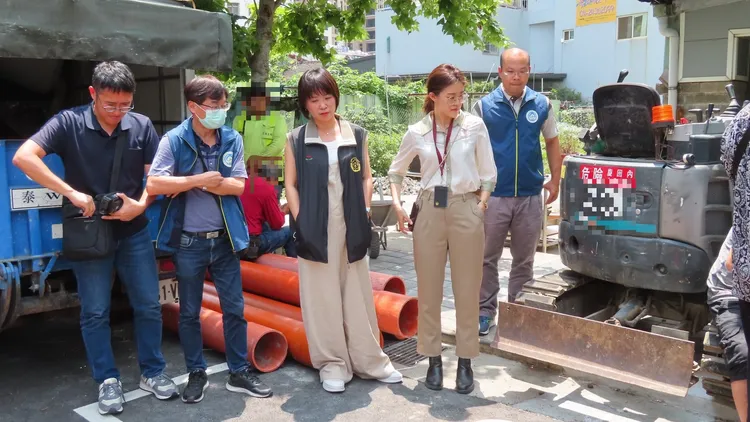 台中地檢署檢察官侯詠琪（右二）、陳祥薇（右三）親自帶隊稽查。民眾提供