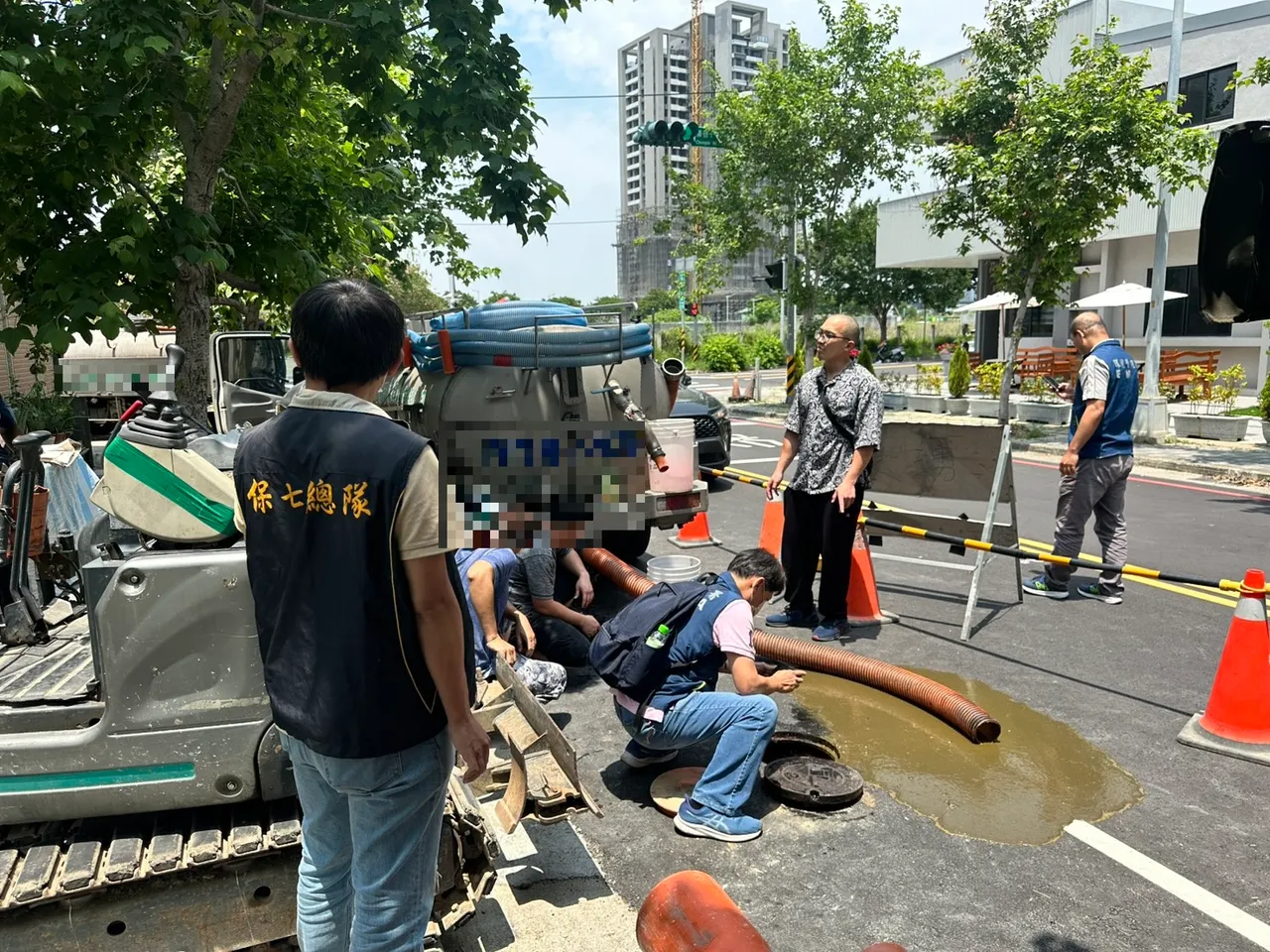 嫌犯将水肥、油污等废弃物,透过污水下水道人孔盖(阴井)倾泻排放至市区下水道系统。保七总队提供