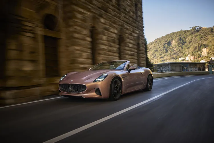 GranCabrio Folgore承襲GranTurismo的經典比例，採用Cofango一體式引擎蓋與流線型車身輪廓，並配置五層輕量織布軟頂。原廠照片