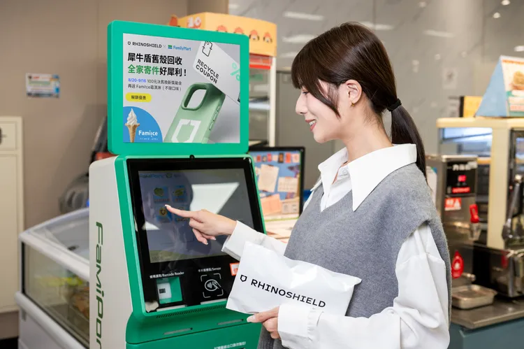 只要帶著犀牛盾舊手機殼，於 FamiPort機台依指示操作並印出寄件單交由櫃台人員，最快1分鐘即可完成流程。犀牛盾提供