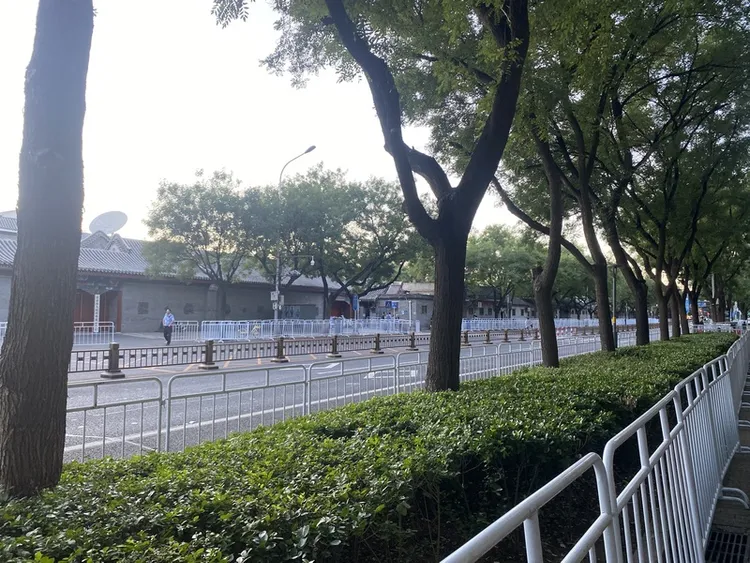 今年是抗戰勝利80週年，中共將於9月3日在北京天安門前舉行閱兵。8月9日晚間開始，天安門地區及相關道路採取交通管制。圖為北京市東城區南河沿大街管制情況，攝於8月9日。
中央社