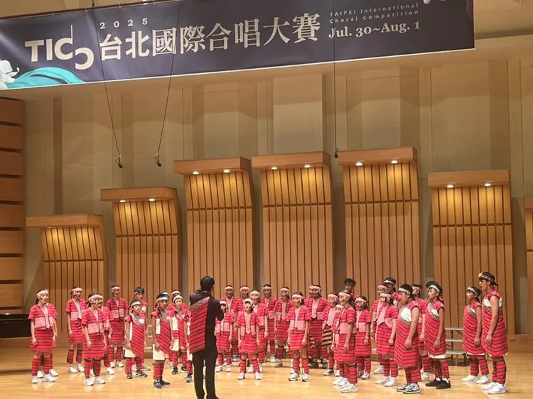 「原夢代表隊」合唱團榮獲各大國際賽事獎項，今年嘉興國小再次於東京、台北國際合唱大賽奪下四金殊榮。業者提供