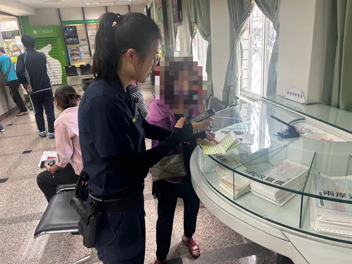 假警察恐嚇婦人涉毒品詐欺!先騙走提款卡還要監管存款 警方及時攔阻150萬