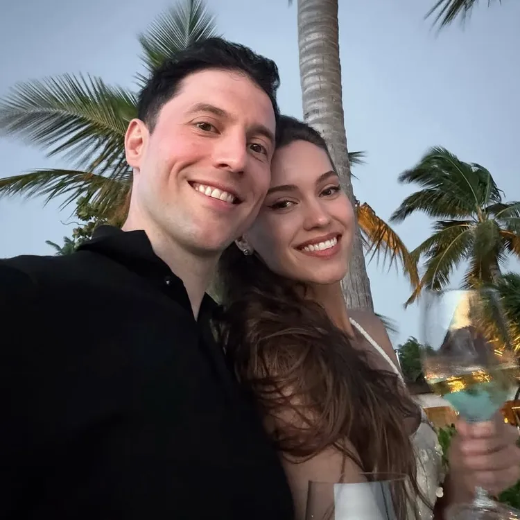 亞歷山卓娃與丈夫可說男帥女美。翻攝自X