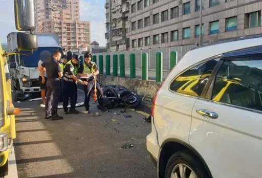 台64中和段連環撞!重型機車遭大貨車追尾再猛撞前車 男騎士噴飛重創送醫命危