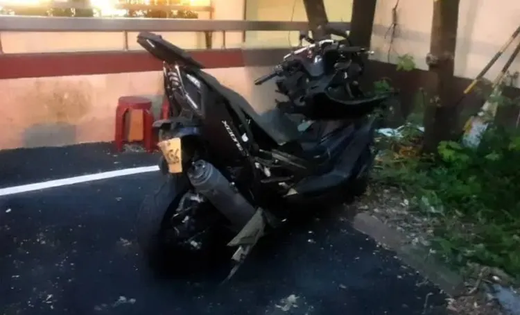 黃牌重機被撞到變形，可見衝擊力之大。翻攝畫面