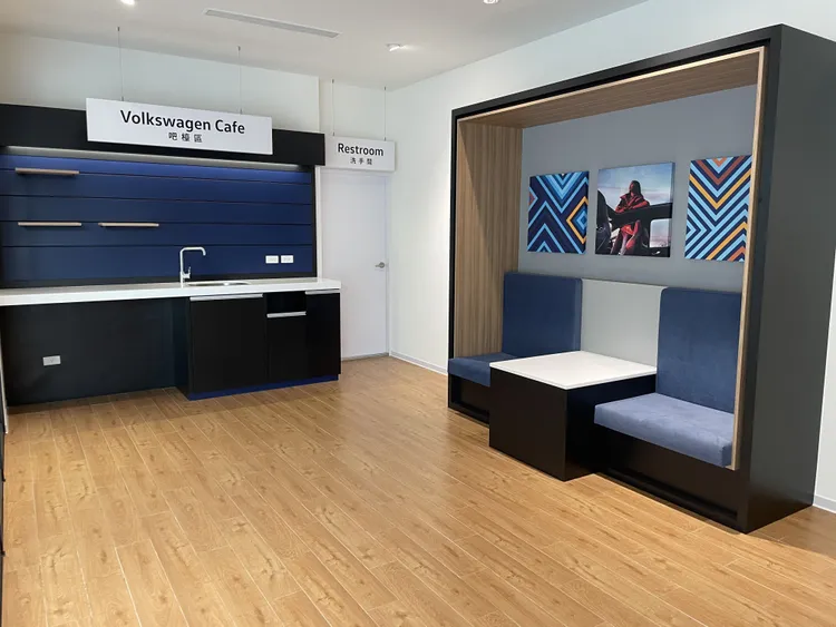 內湖旗艦展示中心以德國原廠標準的藍白色調打造，內部結合數位化設備與舒適洽談空間，營造現代化購車體驗。業者提供