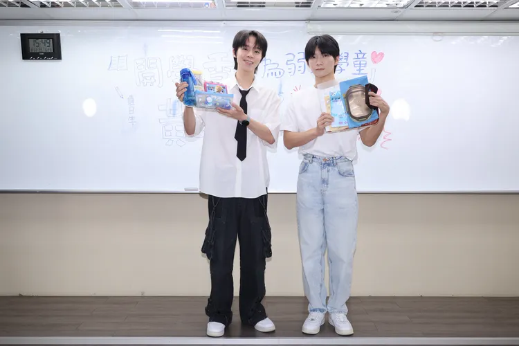 開學前夕，黃氏兄弟今擔任紅心字會公益大使，捐贈開學文具用品，號召粉絲響應幫助弱勢兒童。攝影中心攝