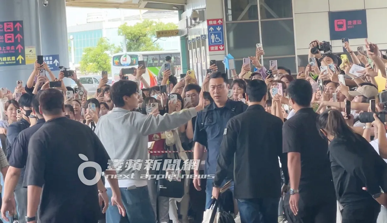 朴寶劍在機場外也持續打招呼收信。陳薇安攝