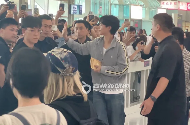 朴寶劍手上拿著粉絲遞的信。陳薇安攝