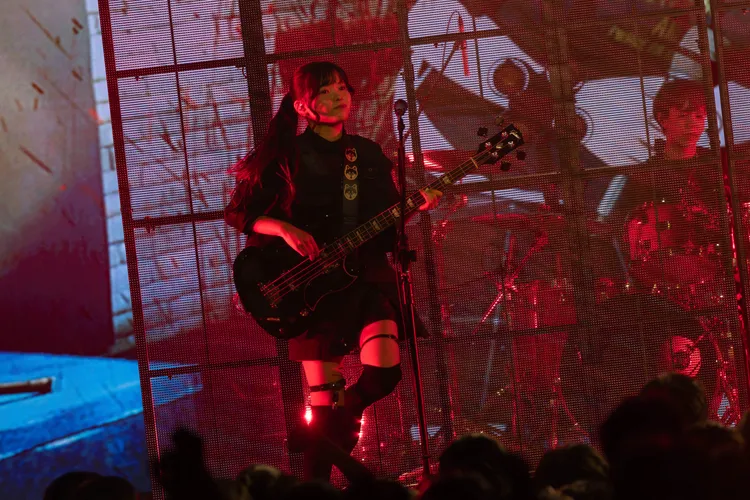 貝斯手朱李想去九份看神似《神隱少女》的場景。雅慕斯娛樂提供