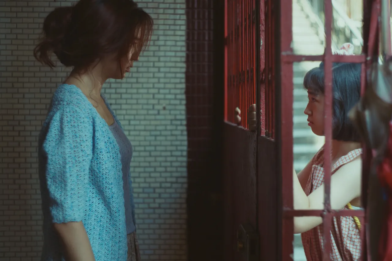 9m88(左)、白小樱在《女孩》中饰演母女,有不少精采对手戏。甲上娱乐提供