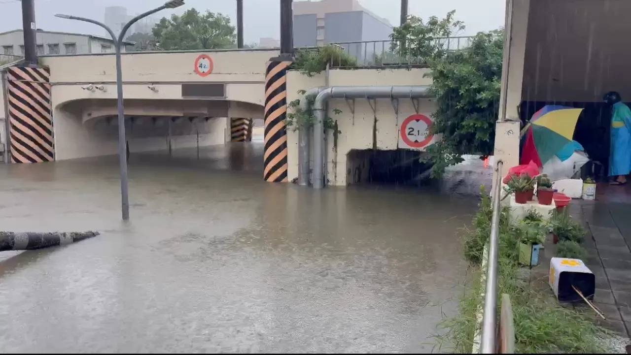 小东路地下道一度淹水宛如游泳池,现在已经退去。民众提供
