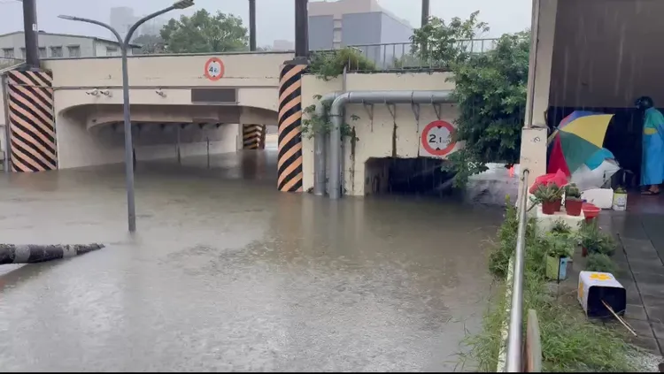 小東路地下道一度淹水宛如游泳池，現在已經退去。民眾提供