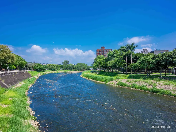 南崁溪緊依大有生活圈，形成優質山水相間的宜居之地。