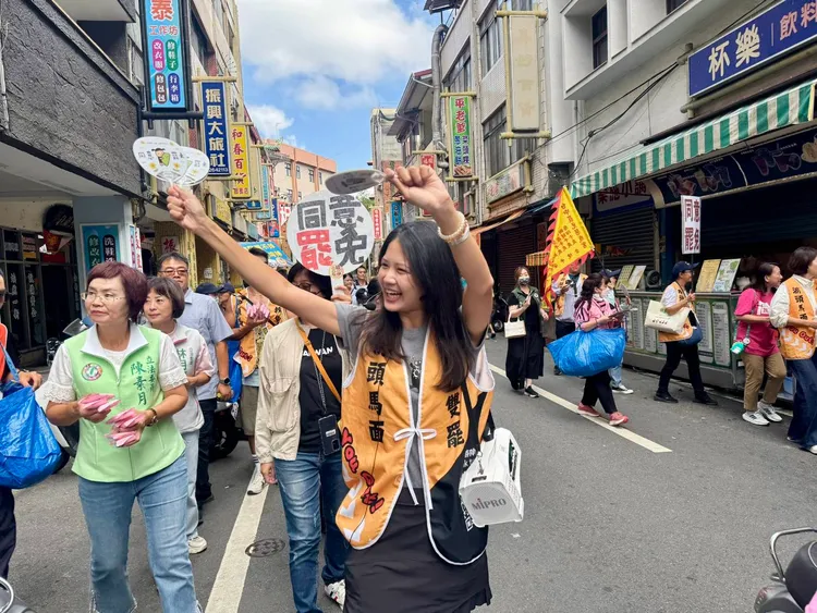 民進黨女立委陪同罷團在竹山市場掃街宣傳罷免。罷團提供