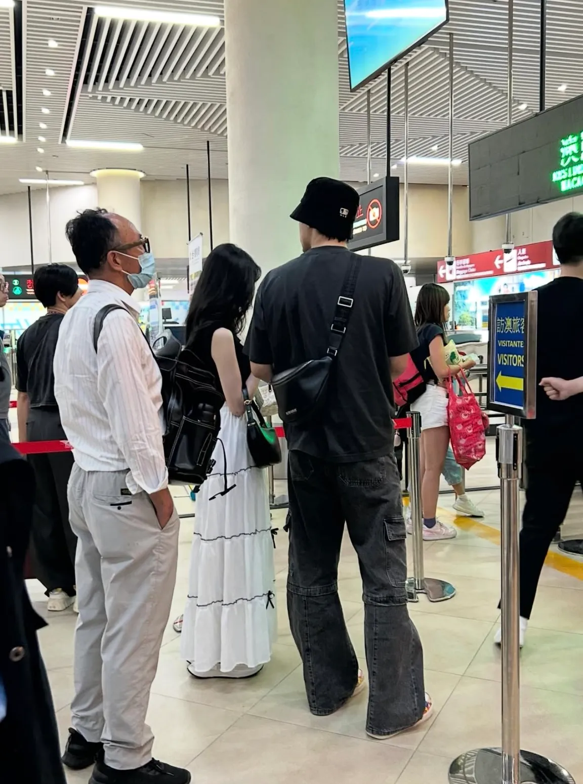 陳零九(右)與啾啾被網友直擊機場同行、互動親密。翻攝love005027 Threads