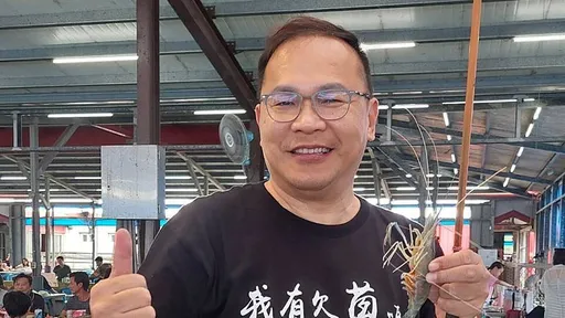 王義川酸盧秀燕用2400元粉底液惹議 自己卻綁近3萬元名牌皮帶