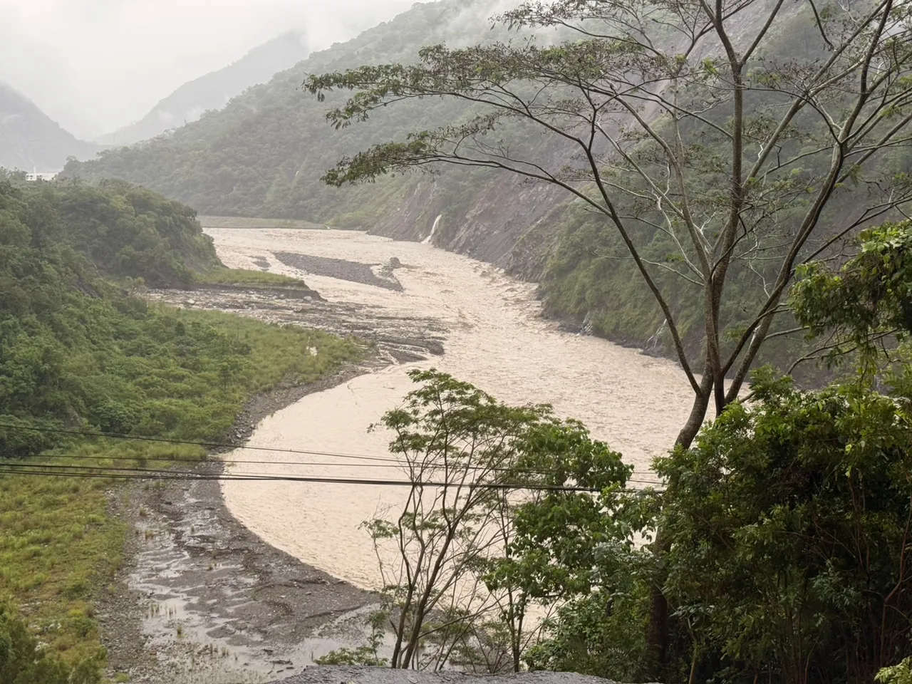 南横1车5人坠谷现场雨势过大,救灾风险极高,上午暂停救灾。翻摄画面