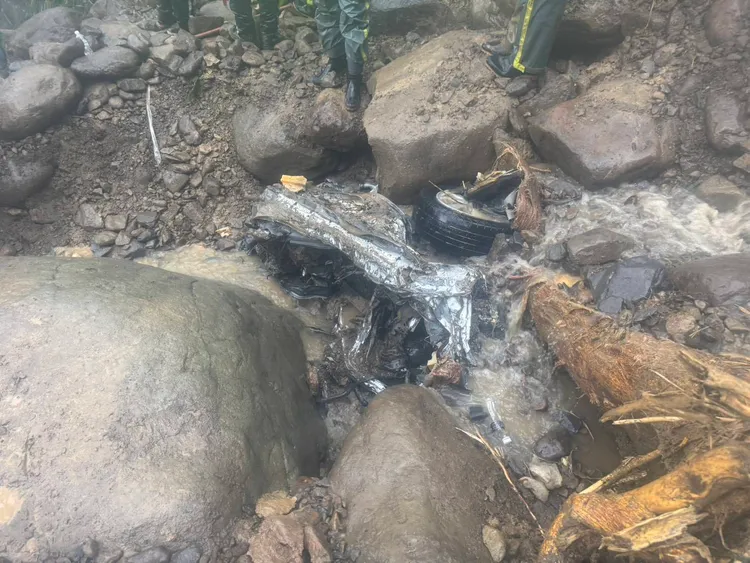 南橫1車5人墜谷，救難人員1日已發現汽車殘骸。翻攝畫面