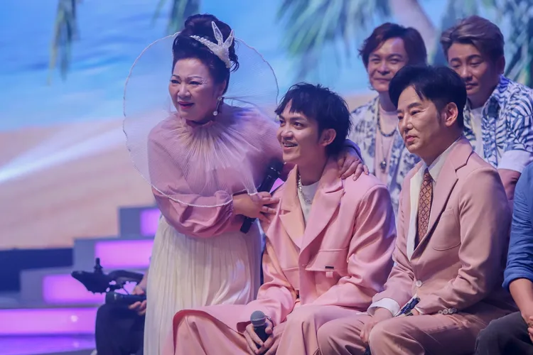 白冰冰（左）與陽帆（右）安慰郭忠祐。民視提供