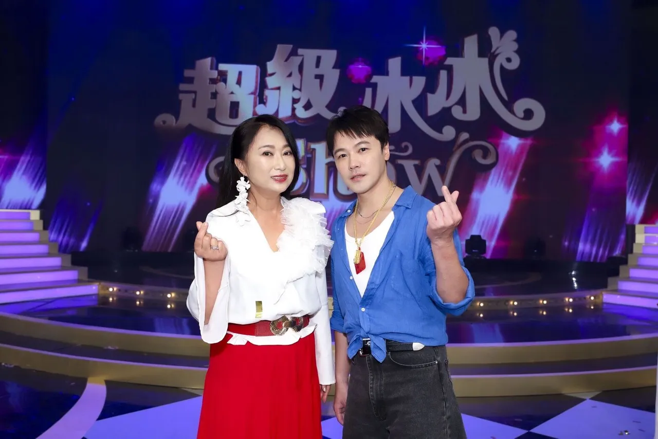 王瑞霞说:「这8点档男星唱情歌都不看我?」超Man黄文星急解释:「有啦!最后一句。」民视提供