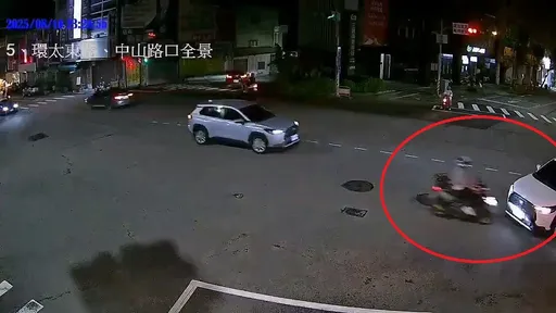 台中轎車左轉撞機車 疑未禮讓直行車釀禍!23歲騎士噴飛