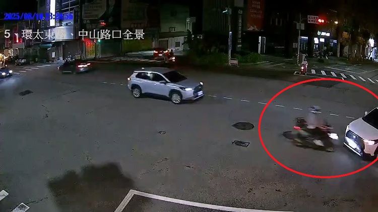 台中轎車左轉撞機車　疑未禮讓直行車釀禍！23歲騎士噴飛