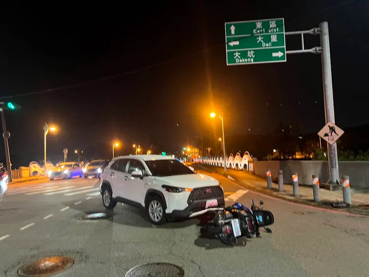 左轉自小客車撞上直行機車，騎士全身多處受傷。民眾提供