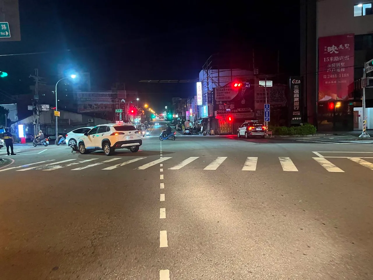 钟女轿车明显已开到对向车道,遭对向直行机车撞上。民众提供