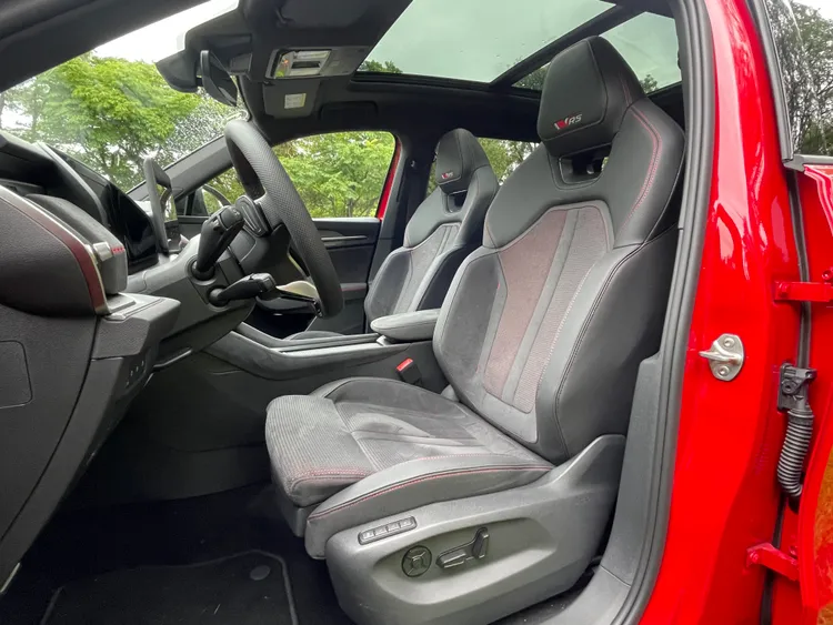 RS專屬跑車座椅以皮革與網狀布料雙材質包覆，觸感兼具支撐性與透氣舒適，前座並支援多向電動調整與腿靠延伸。林浩昇攝